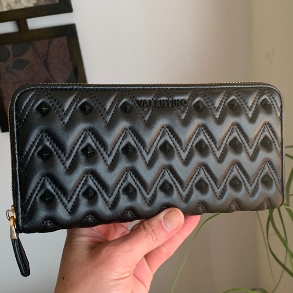 SALE🔥Authentic VALENTINO ROCKSTUDS spikes Quilted leather LG zip around wallet - Picture 3 of 16
